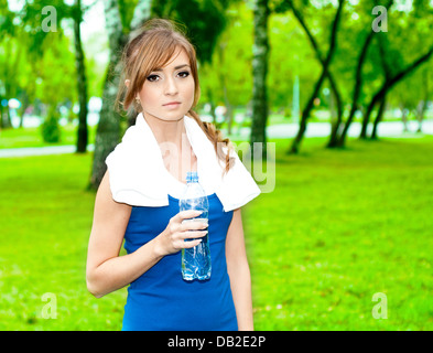 Jeune femme l'eau potable après l'exercice Banque D'Images