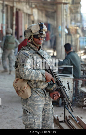 Un parachutiste monte la garde avec son M4A1 Carbine lors d'une patrouille en Kadamiyah, Iraq, mars 2007. Les soldats appartiennent à la compagnie D du 1er Bataillon "Faucons rouges" de la 325e Régiment d'infanterie aéroporté, faisant partie de la 2e Brigade 82nd Airborne Division "AU American'. Photo : Carl Schulze Banque D'Images