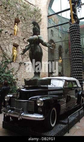 L'image montre une Cadillac artistiquement décoré au Théâtre-musée Dali à Figueres, Espagne, 31 octobre 2007. Figueres est la ville préférée de peintre et artiste Salvatore Dali je Domenech, connu sous le nom de Salvatore Dali (1910-2001). Photo : Wolfgang Langenstrassen Banque D'Images