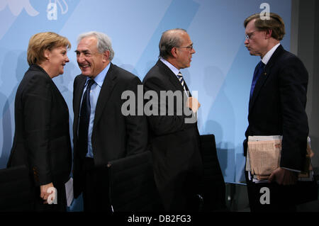 La chancelière allemande Angela Merkel (L-R), le directeur général du Fonds monétaire international (FMI), Dominique Strauss-Kahn, le Secrétaire général de l'Organisation de coopération et de développement économiques (OCDE) Jose Angel Gurría et le président de la Banque mondiale Robert Zoellick sont représentés après une conférence de presse à Berlin, le 19 décembre 2007. À l'heure de la politique et des affaires Banque D'Images