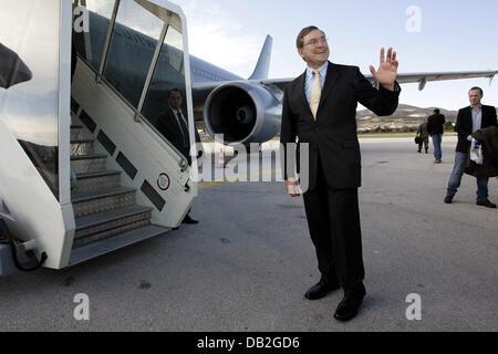 Le ministre fédéral de la Défense Franz Josef Jung vagues comme il est sur le point de monter à bord d'un avion de la Bundeswehr à Split, Croatie, 04 décembre 2007. Photo : Rainer Jensen Banque D'Images