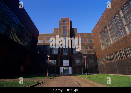 L'ancienne chaufferie et actuel musée du design red dot, re-conçu par l'architecte Norman Foster, est représenté sur les locaux de la mine de charbon de Zollverein" "complexe industriel à Essen, Allemagne, 08 octobre 2007. Le hohlds musée la plus grande collection au monde de design contemporain. Plus de 1 000 exponats sont sur l'affichage sur 4 000 mètres carrés, y compris tout, des robinets ov Banque D'Images