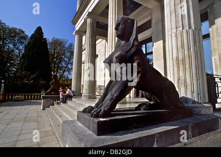 Les chiffres sont représentés sur Sphinx la terrasse de la Villa Huegel' dans Essen-Bredeney, Allemagne, 07 octobre 2007. Le manoir, achevée en 1873, est l'ancienne demeure de la famille Krupp industrielles. Depuis 1953, le lieu est utilisé pour des expositions d'art et concerts de chambre classique. Photo : Thorsten Lang Banque D'Images