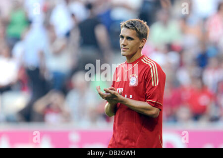 Nils Petersen Munich apllause donne pendant le match de Bundesliga FC Bayern Munich contre SC Freiburg à l'Allianz-Arena à Munich, Allemagne, 10 septembre 2011. Munich a remporté le match 7-0. Photo : Andreas Gebert Banque D'Images