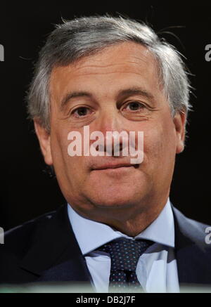 Vice-président de la Commission européenne, Antonio Tajani, parle à une réunion de la paix de la Communauté de Sant'Egidio dans une résidence de la communauté de Munich, Allemagne, 12 septembre 2011. La réunion de la paix comprend 300 représentants religieux ainsi que les politiciens et les personnes travaillant dans le domaine de la culture. Photo : Tobias HASE Banque D'Images