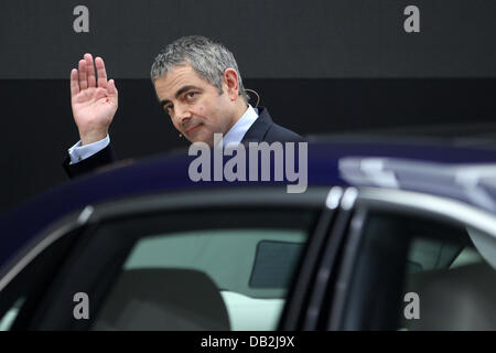 Le comédien Rowan Atkinson (M. Bean) présente la nouvelle Rolls-Royce "Ghost" à l'International de l'IAA de Francfort, Allemagne, 13 septembre 2011. Du 15 au 25 septembre 2011 exposants du monde entier présenteront les nouvelles tendances de l'industrie automobile, dirigé par mobilité électronique et des véhicules hybrides. Photo : Fredrik von Erichsen Banque D'Images