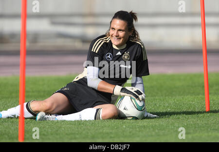 Nadine Angerer gardien sniles au cours d'une session de formation public de la German women's national soccer team à Augsburg, Allemagne, 13 septembre 2011. Les femmes allemandes de l'équipe nationale de soccer fait face à l'équipe suisse pour le premier match de qualification de l'EURO 2013 le 17 septembre 2011 à Augsbourg. Photo : Karl-Josef Opim Banque D'Images