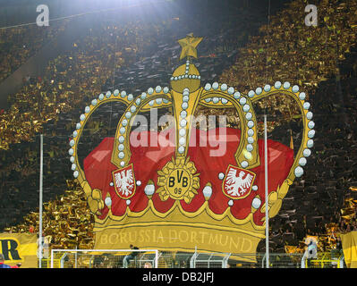 Les supporters de Dortmund célébrer leur équipe au cours de la Ligue des Champions Groupe F match de foot entre Borussia Dortmund et Arsenal FC au stade Signal-Iduna-Park à Dortmund, en Allemagne, le 13 septembre 2011. Photo : Roland Weihrauch dpa/lnw Banque D'Images