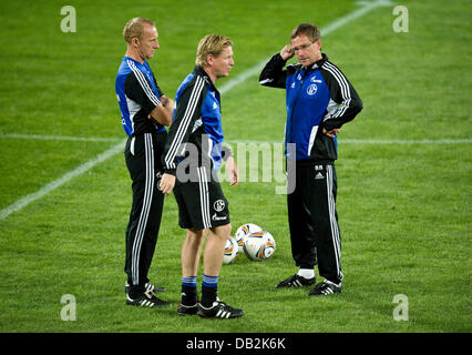 Ralf Rangnick Formateur Schalkes (r) spricht suis 16-07-2008 (14.09.2011) mit seinen Co-Trainern Seppo Eichkorn (l) und Markus Gisdol (M) während des trainings des FC Schalke 04 im Dr Constantin Radulescu Stadion à Cluj-Napoca, Roumanie. Schalke spielt am Donnerstag (15.09.2011) der en UEFA Europa League gegen Steaua Bucarest. Foto : dpa/Bonn-Meuser Victoria lnw  + + +(c) afp - Bildfunk + + Banque D'Images