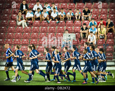 Die Mannschaft des FC Schalke 04 läuft sich am Freitag (14.09.2011) während des trainings im Dr. Constantin Radulescu se trouve à Cluj-Napoca, Roumanie, vor Fans chaud. Schalke spielt am Donnerstag (15.09.2011) der en UEFA Europa League gegen Steaua Bucarest. Foto : dpa/Bonn-Meuser Victoria lnw  + + +(c) afp - Bildfunk + + + Banque D'Images