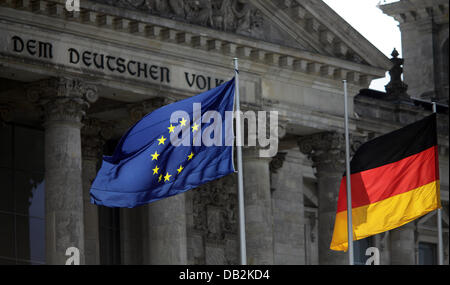 La Communauté européenne et le drapeau allemand sont vus devant le Reichstag allemand à Berlin, Allemagne, 15 septembre 2011. Selon la Commission européenne, l'économie des 17 États européens ne seront guère augmenter au deuxième semestre de 2011. Photo : KAY NIETFELD Banque D'Images