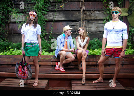 Présenter les pièces des modèles de la collection printemps/été de Gant by Michael Bastian pendant la Fashion Week à New York, États-Unis, 14 septembre 2011. Leitmotiv de la collection est un thème d'Hawaï. La collection a été présentée dans le jardin du restaurant de New York 'Le parc'. Designer Michael Bastian a travaillé pour le label suédois Gant depuis 2010. Photo : Kira Semmler Banque D'Images