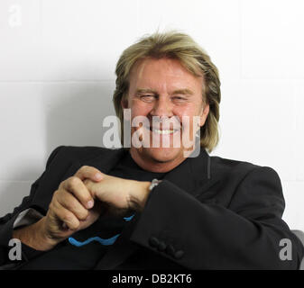 Singer Howard Carpendale est photographié lors d'un entretien avec l'agence de presse allemande dpa à Hambourg, Allemagne, 13 septembre 2011. Carpendale jouera un tour en Allemagne en novembre, au cours de laquelle il présente son nouvel album 'c'est tout moi". Photo : Ulrich Perrey Banque D'Images