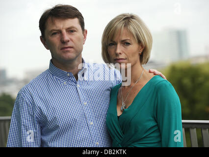 Les parents des disparus girk Maddie, Kate et Gerry McCann, présenter leur nouveau livre dans un hôtel à Hambourg, Allemagne, 16 septembre 2011. Maddie, Madeleine McCann a disparu il y a quatre ans, sans une trace de la famille chambre d'hôtel. Dans une campagne extraordinaire, les parents ont essayé de trouver, mais sans résultats. Maintenant, ils parlent de leur période de souffrance, leurs espoirs et les jeter Banque D'Images