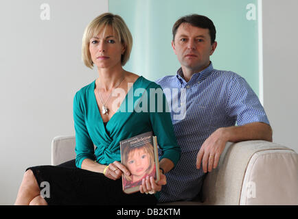 Les parents des disparus girk Maddie, Kate et Gerry McCann, présenter leur nouveau livre dans un hôtel à Hambourg, Allemagne, 16 septembre 2011. Maddie, Madeleine McCann a disparu il y a quatre ans, sans une trace de la famille chambre d'hôtel. Dans une campagne extraordinaire, les parents ont essayé de trouver, mais sans résultats. Maintenant, ils parlent de leur période de souffrance, leurs espoirs et les jeter Banque D'Images