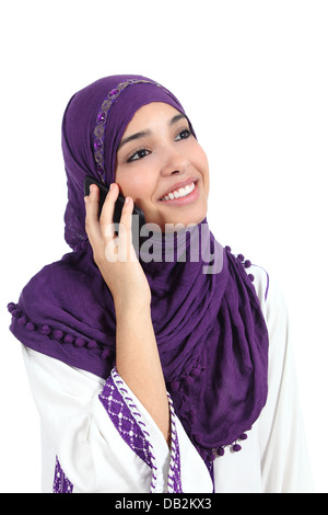 Belle femme musulmane portant un hijab en conversation sur le téléphone mobile isolé sur fond blanc Banque D'Images