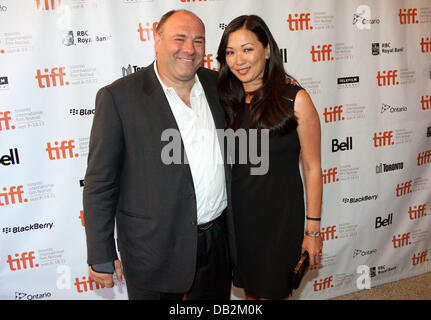 L'acteur James Gandolfini et Deborah Lin assister à la première de 'Violet et Daisy' au cours de la 2011 Toronto International Film Festival, TIFF, au Roy Thomson Hall à Toronto, Canada, le 15 septembre 2011. Photo : Hubert Boesl Banque D'Images