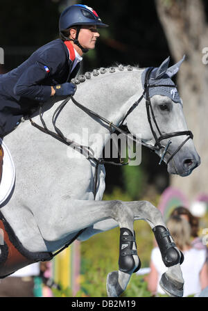 Cavalier français Penelope Leprevost et son cheval Nirvana v participer à la Championnat d'Europe à Madrid, Espagne, le 15 septembre 2011. Photo : Jochen Luebke Banque D'Images