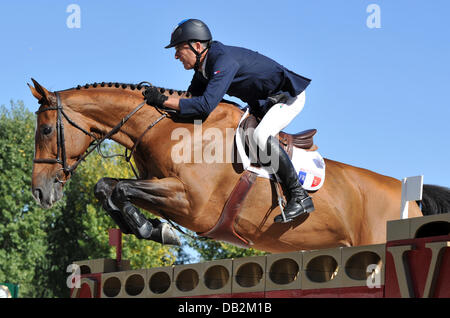 Cavalier français Michel Robert et son cheval Kellemoi De Pepita participer à la Championnat d'Europe à Madrid, Espagne, le 15 septembre 2011. Photo : Jochen Luebke Banque D'Images