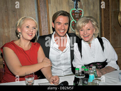 Presentor Florian Silbereisen présente son tour 'Dcomme Ueberraschungen Fruehlingsfest der - Die grosse Jubilaeumsshow' ('Spring festival de surprises - le grand anniversaire show') avec Maite Kelly (L), danseuse dans le ballet de la télévision, et le folk singer Margot Hellwig à Munich, Allemagne, le 16 septembre 2011. Le show master célèbre son 20e anniversaire avec l'étape d' avec l'homme Banque D'Images