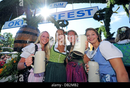 Les hommes et les femmes dans le traditionnel toast parade d'ouverture à l'Oktoberfest de Munich, Allemagne, 17 septembre 2011. La 178ème Oktoberfest attire des visiteurs de tout le monde avant le 03 octobre 2011 dans la capitale bavaroise. Photo : Marc Mueller Banque D'Images