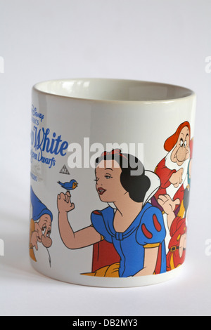 Blanche Neige et les Sept Nains mug isolé sur fond blanc Banque D'Images