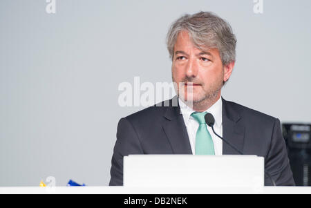 Munich, Allemagne. 23 juillet, 2013. Président du conseil d'administration de ProSiebenSat.1 Media AG, Goetz, Maeuser est représenté sur scène avant le début de l'assemblée générale annuelle de la société à Munich, Allemagne, 23 juillet 2013. Photo : MARC MUELLER/dpa/Alamy Live News Banque D'Images