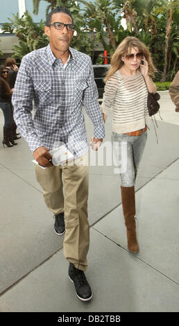 Ellen Pompeo et Chris Ivery, arrivant au Staples Center pour le Los Angeles Lakers contre les Denver Nuggets de basket de la NBA. Los Angeles, Californie - 03.04.11 Banque D'Images