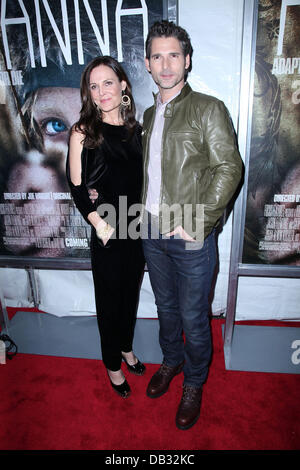 Eric Bana et sa femme Rebecca Gleeson Le New York projection spéciale de 'Hanna' du Regal Place Union Stadium New York City, USA - 06.04.11 Banque D'Images