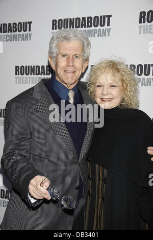 Tony Roberts et Penny Fuller soirée d'ouverture de la production musicale de Broadway "anything goes" au théâtre de Stephen Sondheim - Arrivées. La ville de New York, USA - 07.04.11 Banque D'Images