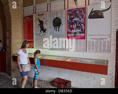 Les visiteurs de la Plaza de Toros dans les arènes de Séville, Espagne Banque D'Images