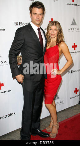 Josh Duhamel et Fergie La Croix-Rouge américaine : Santa Monica Chapter's cravate rouge annuel à l'hôtel Fairmont Miramar Hotel & Bungalows - Arrivées Santa Monica, Californie - 09.04.11 Banque D'Images