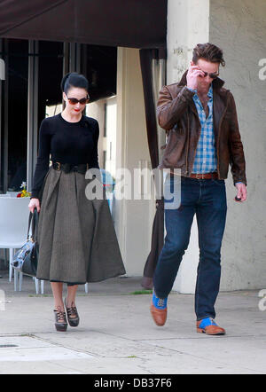 Dita Von Teese et son ami Louis Marie de Castelbajac laisser le Cube Restaurant Italien de Los Angeles, Californie - 09.04.11 Banque D'Images