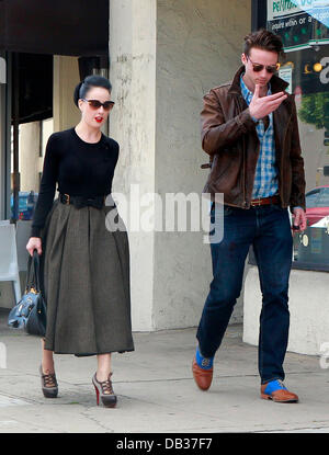 Dita Von Teese et son ami Louis Marie de Castelbajac laisser le Cube Restaurant Italien de Los Angeles, Californie - 09.04.11 Banque D'Images