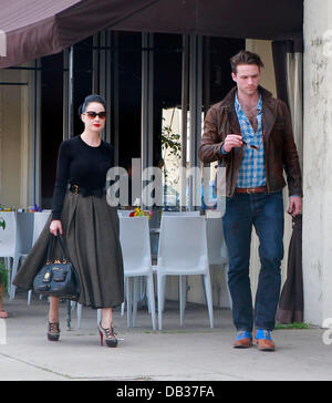 Dita Von Teese et son ami Louis Marie de Castelbajac laisser le Cube Restaurant Italien de Los Angeles, Californie - 09.04.11 Banque D'Images