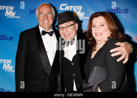 Frank Abagnale, Jr., Jack O'Brien et Marsha Mason soirée d'ouverture de la production de Broadway de "Arrête-moi si tu peux' à la Banque D'Images