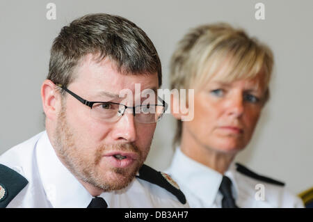 Belfast, en Irlande du Nord, 23 juillet 2013 - DCC Judith Gillespie regarde le chef de police adjoint PSNI Alistair Finlay parle d'une conférence de presse Crédit : Stephen Barnes/Alamy Live News Banque D'Images