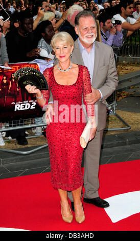 Londres, Royaume-Uni. 22 juillet, 2013. Dame Helen Mirren et son mari réalisateur Taylor Hackford. assiste à la première européenne de RED2 à l'Empire Leicester Square de Londres. Crédit : Peter Phillips/Alamy Live News Banque D'Images