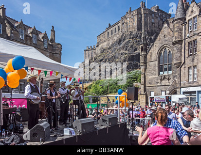 Le Rae Brothers New Orleans Jazz Band playing at 2013 Edinburgh Jazz & Blues Festival à Grassmarket à l'événement de Mardi Gras Banque D'Images