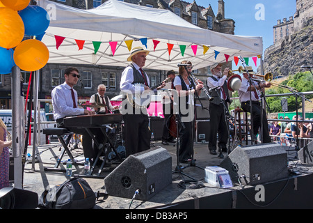 Le Rae Brothers New Orleans Jazz Band playing at 2013 Edinburgh Jazz & Blues Festival à Grassmarket à l'événement de Mardi Gras Banque D'Images