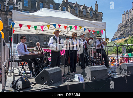 Le Rae Brothers New Orleans Jazz Band playing at 2013 Edinburgh Jazz & Blues Festival à Grassmarket à l'événement de Mardi Gras Banque D'Images