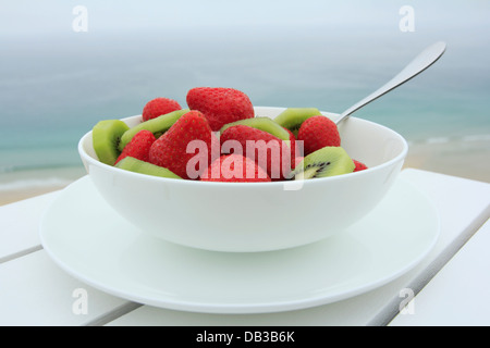 Bol de fraises et kiwis à l'océan Banque D'Images