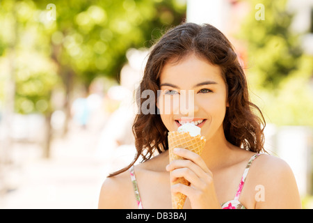 Portrait of young woman eating ice-cream, extérieur Banque D'Images