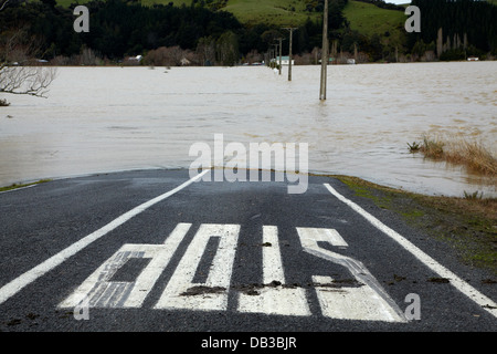 Route inondée à Henley, Plaines Taieri, près de Dunedin, île du Sud, Nouvelle-Zélande Banque D'Images