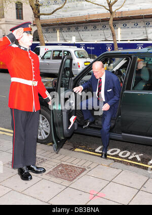 Le prince Philip, duc d'Édimbourg participe à une 'Betty Blue Eyes' soirée de gala au Novello Theatre London, England - 11.04.11 Banque D'Images