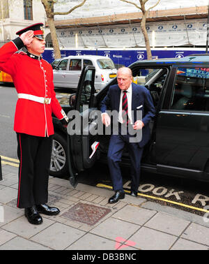 Le prince Philip, duc d'Édimbourg participe à une 'Betty Blue Eyes' soirée de gala au Novello Theatre London, England - 11.04.11 Banque D'Images