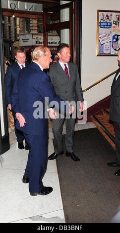 Le prince Philip, duc d'Édimbourg participe à une 'Betty Blue Eyes' soirée de gala au Novello Theatre London, England - 11.04.11 Banque D'Images