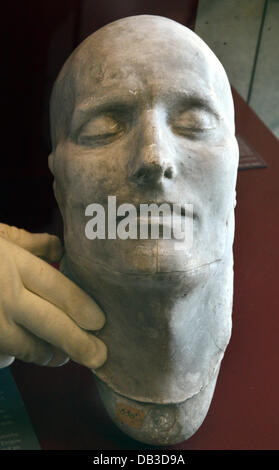 Une copie en plâtre de la mort de masque de Napoléon Bonaparte est sur l'affichage dans le Forum 1813, musée sur la Bataille des Nations, à Leipzig, Allemagne, 22 juillet 2013. Le musée abrite des objets relatifs aux uniformes des soldats, weopans et peintures. Le 200e anniversaire de la Bataille des Nations a lieu en automne. Photo : WALTRAUD GRUBITZSCH Banque D'Images