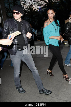 Chester Bennington de Linkin Park et son épouse Talinda Célébrités arrivant au Staples Center pour le jeu des Lakers Los Banque D'Images