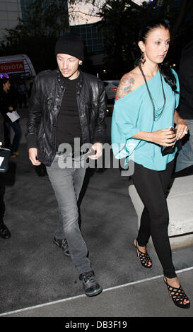 Chester Bennington de Linkin Park et son épouse Talinda Célébrités arrivant au Staples Center pour le jeu des Lakers Los Banque D'Images